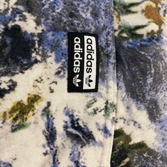 adidas グラフィックプルオーバーパーカー　Lサイズの画像