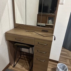 ドレッサー　化粧台　⚠️取引中⚠️椅子付き　三面鏡【引き取り早い方優先】の画像