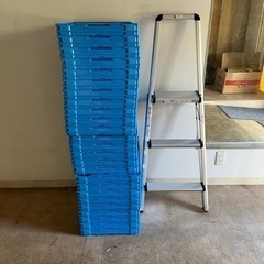 折りたたみコンテナと脚立1000円でどうぞ^ ^