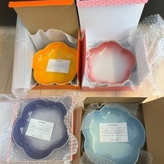 ルクルーゼミディアムフラワーディッシュの画像