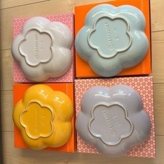 ルクルーゼミディアムフラワーディッシュの画像
