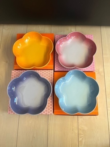 ルクルーゼミディアムフラワーディッシュ