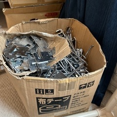 什器　パイプ　四角　ガチャ柱につける金具　ディスプレイ