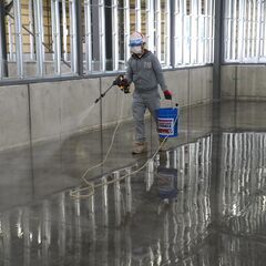 軽作業スタッフ募集／工事現場での洗浄や散水／即入寮可／未経験1.4万～の画像