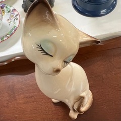 陶製の猫の置物の画像