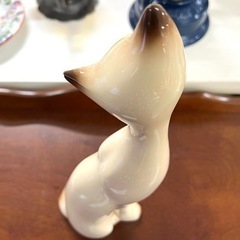 陶製の猫の置物の画像