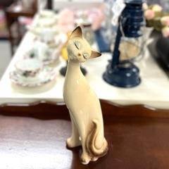 陶製の猫の置物の画像