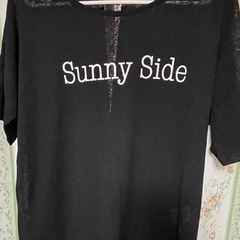黒い薄めのシャツ