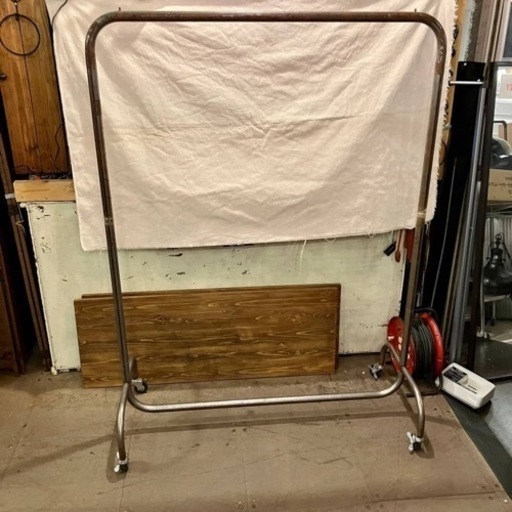 【売約済み】【武蔵小山店】 【実質表示価格より最大２０％お値引き！！】　パイプ　ハンガーラック　ハンガー　什器　店舗　検　ビンテージ　ヴィンテージ　ガス管　コート掛け　収納　衣類　鉄　アイアン　車輪　古着　服　ファッション　サビ