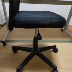 パソコンデスクと椅子の画像
