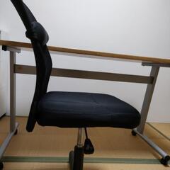 パソコンデスクと椅子の画像