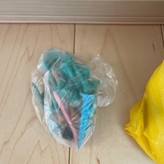 ゴルフボール約60個、ピンの画像