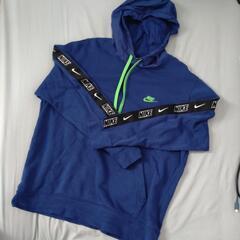 ナイキ　青パーカー
