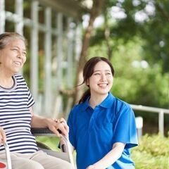 【介護士募集】 ╲業界No.1の高時給／ 週払い有・社保即日加入...