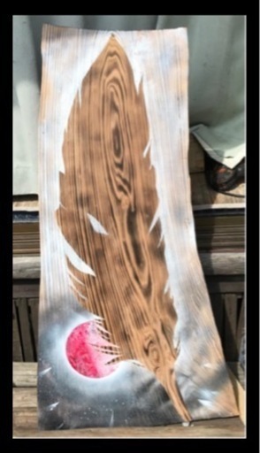 一枚板に羽の絵