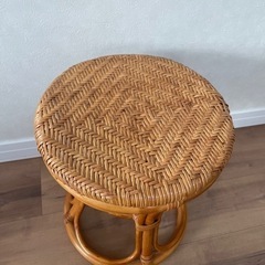 ラタンスツールの画像