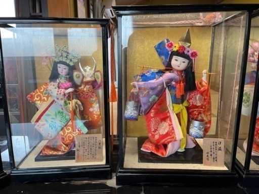 五月人形3万円！また、雛人形も５段飾りで有ります。料金は別料金で雛人形だけでもokです。