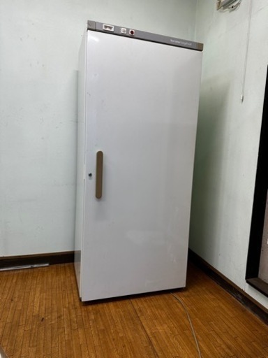 大型のワインセラーです