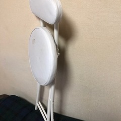 折りたたみ椅子の画像