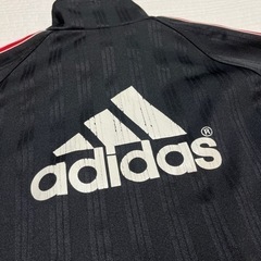 adidasジャージ上とポロシャツの画像