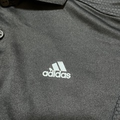 adidasジャージ上とポロシャツの画像