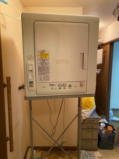 決まりました‼️HITACHI 衣類乾燥機 DE-N55FX 2014年製スタンド付き 動作確認済み 1/27 28引取り大歓迎‼️