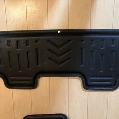 [美品]軽自動車後部座席、ミニバン3列目用フロアマット(110cm×36cm)の画像