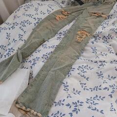 MOUSSYのダメージジーンズの画像