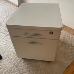 鍵付きの小さなキャビネット