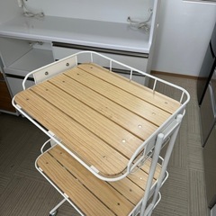【超美品‼️】定価17,970円♪ キャスター付き 62cm幅レンジボード レンジ台 オープンラック キッチン収納家具 パイン材 ホワイト♪の画像