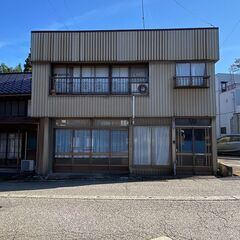元衣料品店だった町家。敷地後方にそびえ立つコンクリート造3階建て...