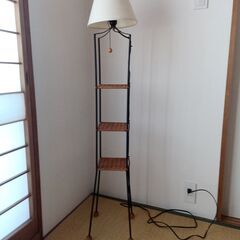 フロアランプ　棚付き