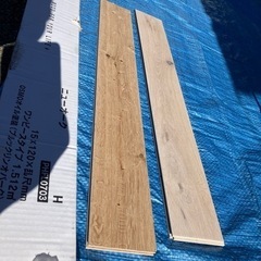【新品】リノベーションなどに！フローリング材　残材　1箱丸ごと何十枚か入ってます　カラーニューオーク　DIYの画像