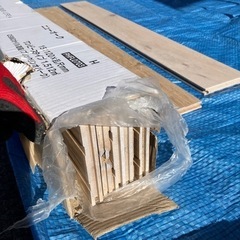 【新品】リノベーションなどに！フローリング材　残材　1箱丸ごと何十枚か入ってます　カラーニューオーク　DIYの画像