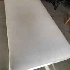 脚付きマットレスのシングルベッド