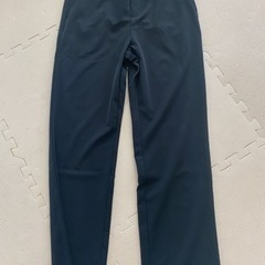 黒いパンツ