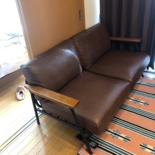 【受付終了】2人掛け ソファ 合皮 ブラウン フェイクレザー 木肘ソファ レトロ ビンテージ風