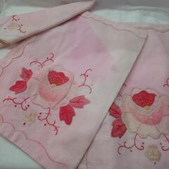 ピンクの 手刺繍の テーブルマット 2枚+