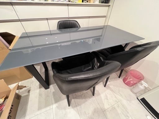 ダイニングテーブルと椅子のセット