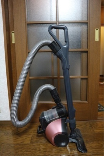 東芝のサイクロン掃除機です。