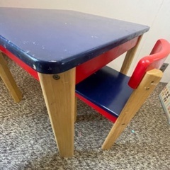 子供用の机と椅子