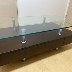おしゃれなガラスのテーブルの画像