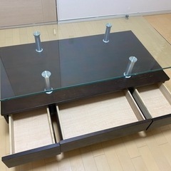おしゃれなガラスのテーブルの画像