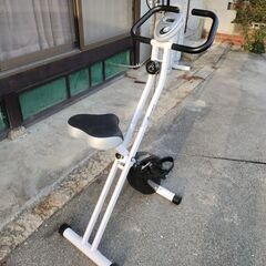 折りたたみ式フィットネスバイクの画像