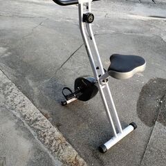 折りたたみ式フィットネスバイクの画像