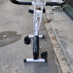 折りたたみ式フィットネスバイクの画像