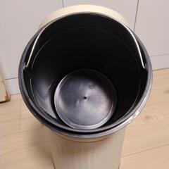 ニトリ NITORI ペダルペールソフトクローズ 5L(アイボリー) 商品コード 8450896の画像