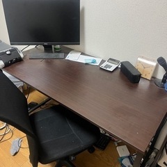 ブラウンのテーブルと黒い椅子　1/31まで