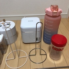 キッチン用品　シェイカー　水筒　美顔器　調味料入れ　早めの連絡の方優先の画像