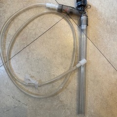 水槽の底を掃除するポンプ